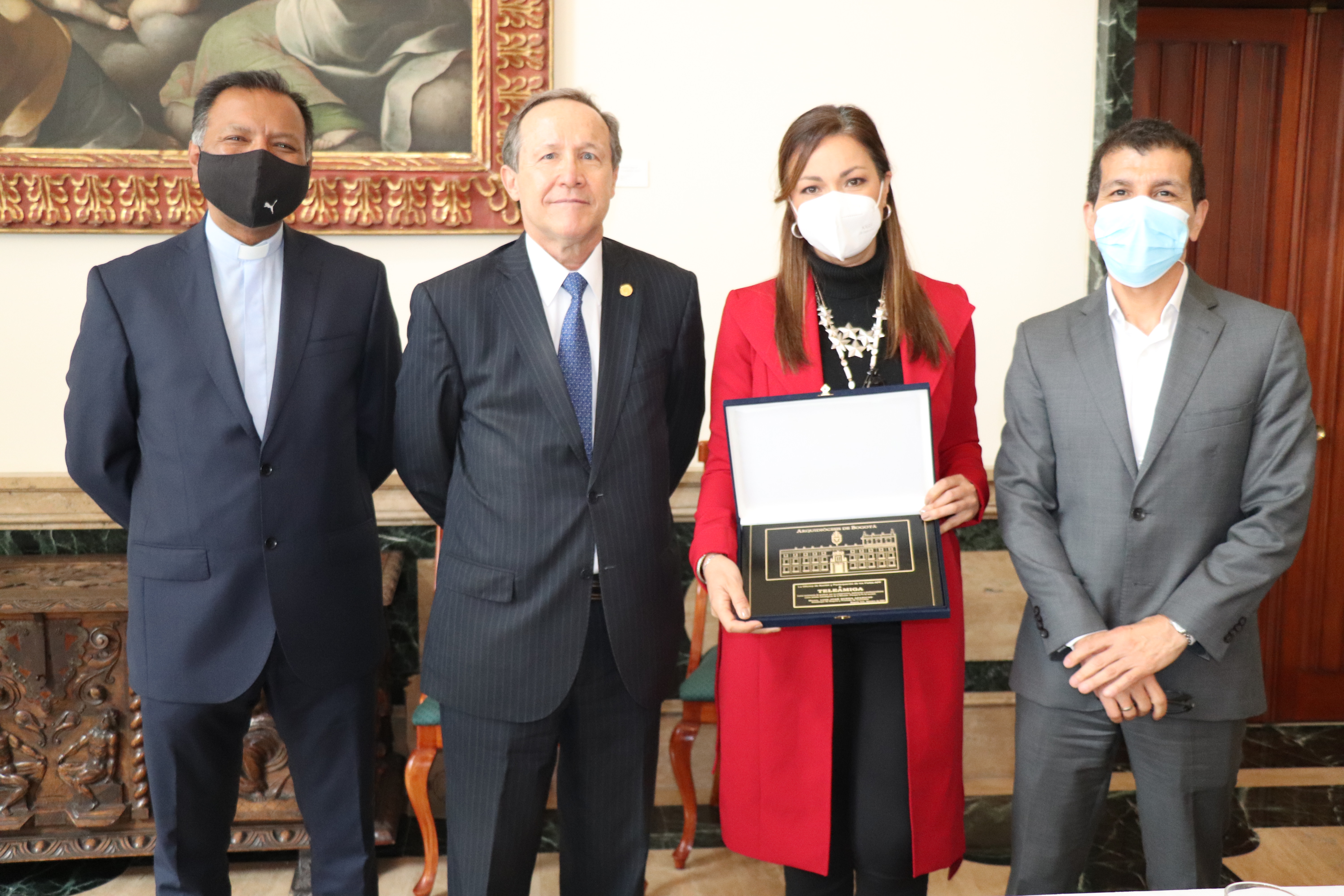 entrega donativos maratón