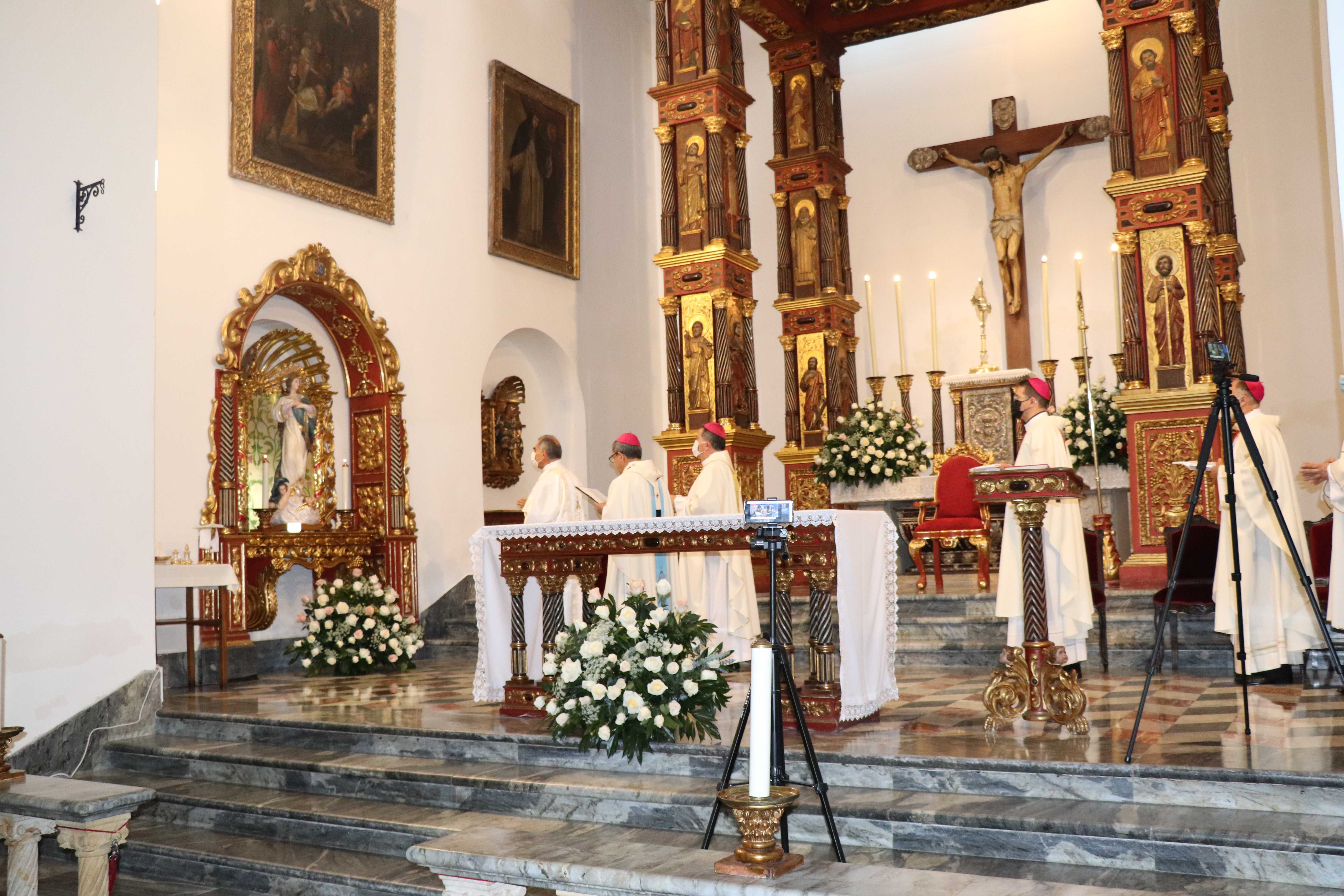 De la mano de la virgen por la paz