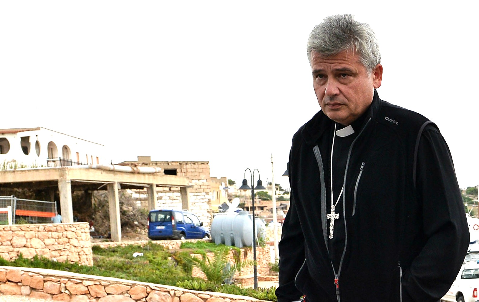 Krajewski, duerme en su oficina y deja su departamento a migrantes