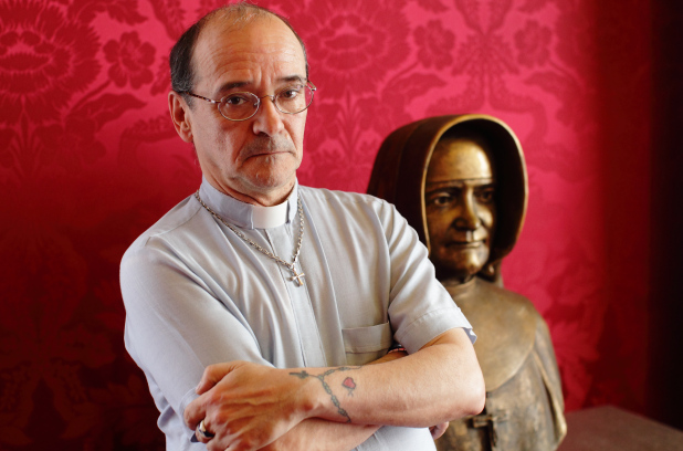 Antes de ser sacerdote, vivía en la calle entre las drogas y el alcohol