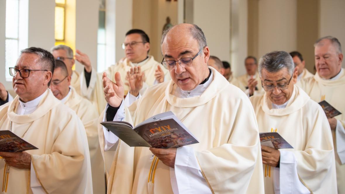 "El obispo no puede vivir su ministerio en soledad, sino en, con y para la comunidad": cardenal Rueda Aparicio