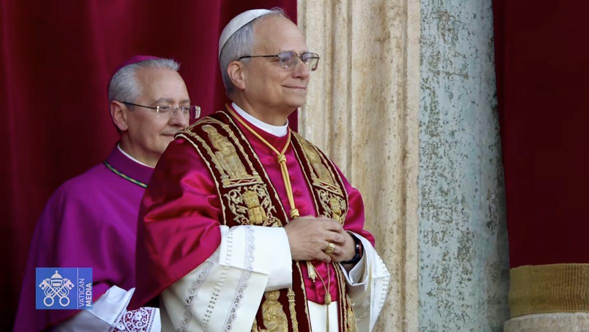 Robert Francis Prevost, papa León XIV, durante su primera aparición después de ser electo pontífice el 8 de mayo de 2025