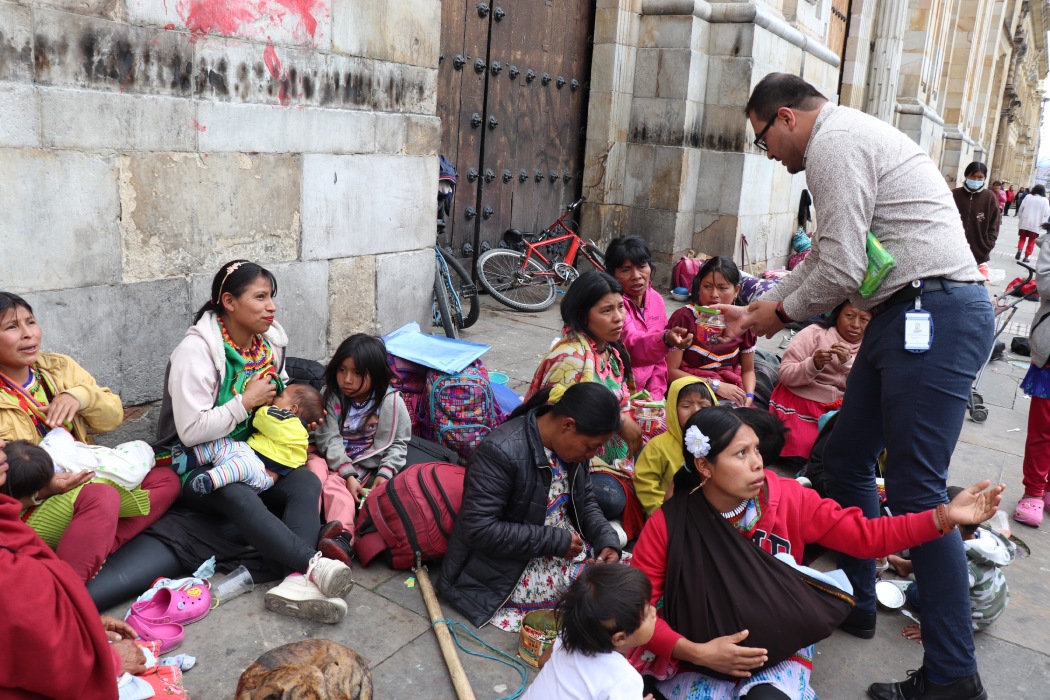 Acercamiento solidario con comunidad Embera-Katio La mañana del jueves 28 de junio, la Arquidiócesis de Bogotá adelantó una acción solidaria con miembros de la comunidad Embera-Katío concentrados en inmediaciones del Palacio Liévano, donde, desde el día de ayer, están a la espera de la respuesta del Gobierno frente a posibles soluciones para el mejoramiento de las condiciones de la zona donde actualmente se están albergando “Pedimos albergues para que los niños no sigan sufriendo en la calle, hay muchos m