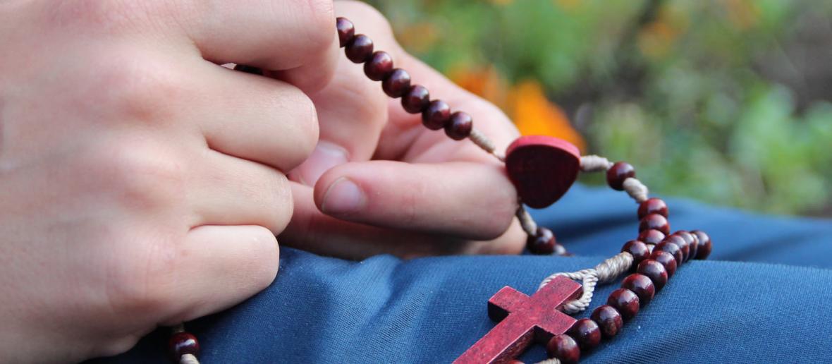 Jóvenes rezan el Rosario