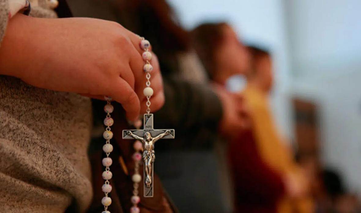 En plaza de San Pedro oración del Rosario por la salud del Santo Padre