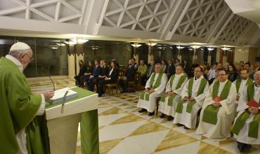 Tomar distancia de la riqueza y predicar la pobreza está en el centro del Evangelio