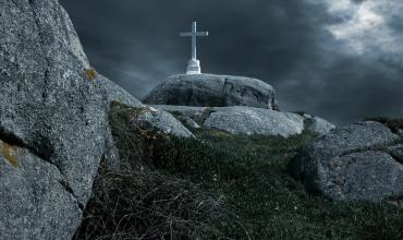 Toma tu cruz, no cuélgatela