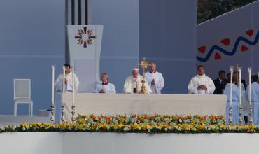Francisco dedica a la Eucaristía sus catequesis y critica las fotos y los celulares