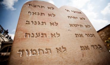 El Decálogo comienza con la manifestación de la generosidad de Dios