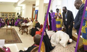 Arrodillarse por la paz, el llamativo gesto del Papa a los pies de los líderes de Sudán del Sur