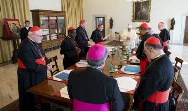 En la reunión del C9 y Francisco se propone una curia renovada y con presencia femenina