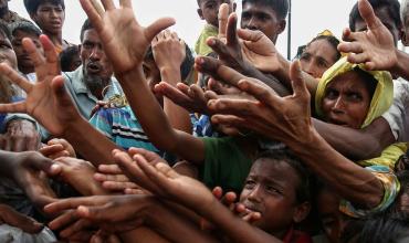 Francisco habla de y se reúne con rohinyás