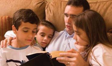 5 ideas para rezar en familia con los niños sin que se distraigan