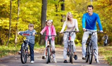 Los pediatras recomiendan 60 minutos diarios de actividad física a niños y en familia