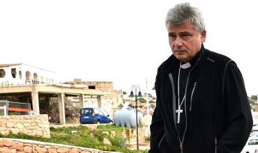 Krajewski, duerme en su oficina y deja su departamento a migrantes