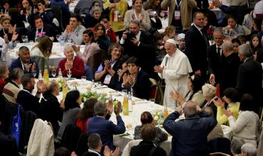 El papa Francisco almuerza con 1.500 pobres en el Vaticano
