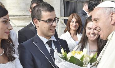 Los matrimonios unidos y fieles reflejan la semejanza de Dios, afirma el Papa