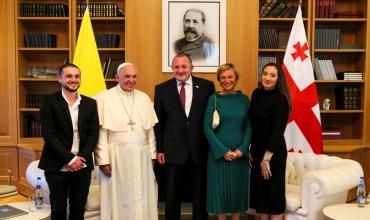 Francisco preside una Eucaristía para 500 católicos