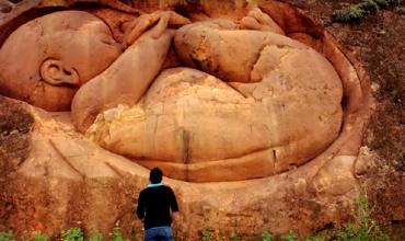 Homenaje a la vida esculpida en una montaña