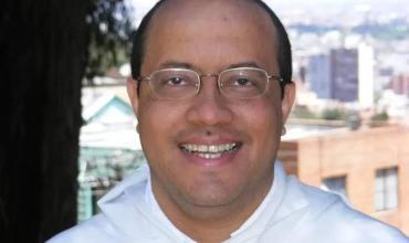 Sacerdote dominico colombiano lanza canal de TikTok para compartir el Evangelio en latín