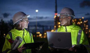 El trabajo dignifica la familia y humaniza la sociedad: intención de oración pontificia para mayo